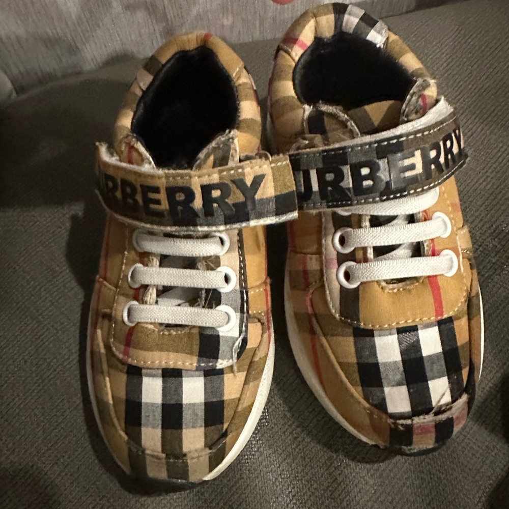 Burberry shoes lil kids 9.5 - Picture 3 of 3